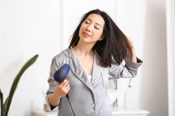 Güzel Asyalı Bir Kadın Banyoda Saçlarını Kurutuyor — Stok fotoğraf