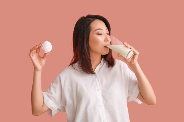 Junge Asiatin Mit Milch Und Zephyr Auf Rosa Hintergrund — Stockfoto