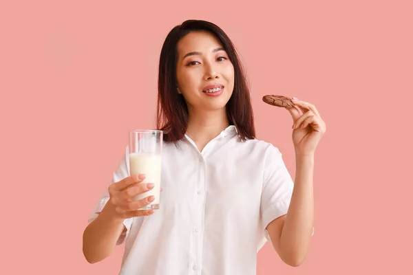 Jong Aziatisch Vrouw Met Melk Koekje Roze Achtergrond — Stockfoto