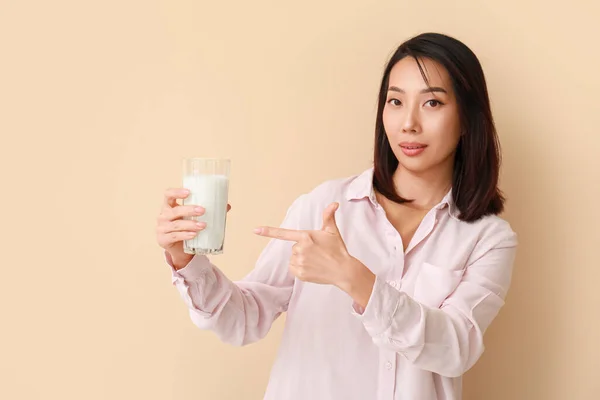 Schöne Asiatische Frau Mit Einem Glas Milch Auf Beigem Hintergrund — Stockfoto