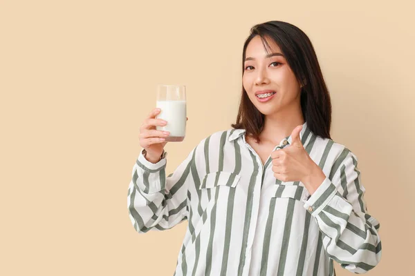 Mooie Aziatische Vrouw Met Glas Van Melk Beige Achtergrond — Stockfoto