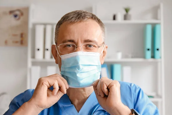 Mature Male Doctor Putting Medical Mask Clinic Closeup — Stock Photo, Image