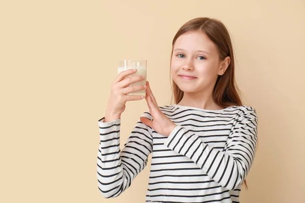 Liten Flicka Med Glas Mjölk Beige Bakgrund — Stockfoto