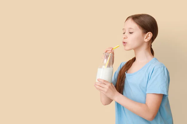 Liten Flicka Med Flaska Mjölk Beige Bakgrund — Stockfoto