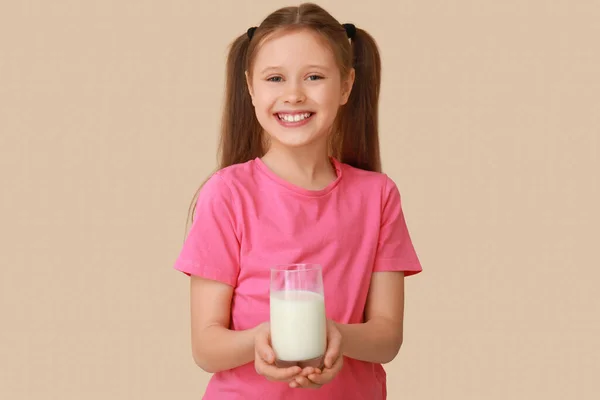 Dziewczynka Szklanką Mleka Beżowym Tle — Zdjęcie stockowe