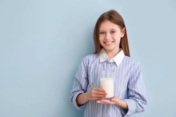Κοριτσάκι Ένα Ποτήρι Γάλα Γαλάζιο Φόντο — Φωτογραφία Αρχείου