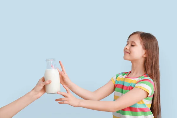 Χέρι Δίνοντας Κοριτσάκι Ένα Μπουκάλι Γάλα Γαλάζιο Φόντο — Φωτογραφία Αρχείου