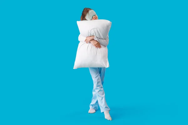 Nettes Kleines Mädchen Mit Schlafmaske Und Kissen Auf Blauem Hintergrund — Stockfoto