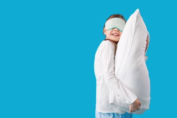 Cute Little Girl Maską Snu Poduszki Niebieskim Tle — Zdjęcie stockowe