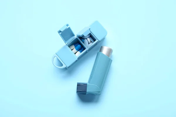 Astmatický Inhalátor Krabička Prášky Modrém Pozadí — Stock fotografie