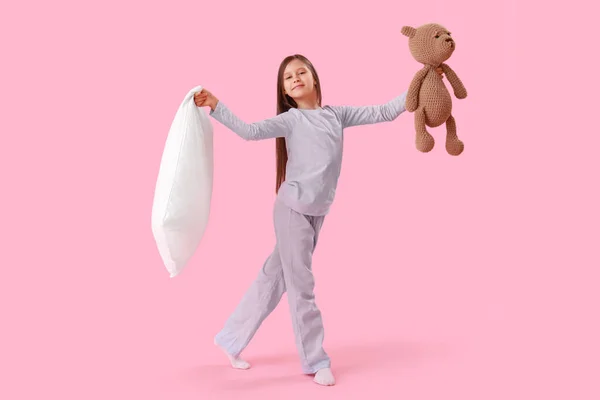 Dziewczynka Poduszką Zabawką Różowym Tle — Zdjęcie stockowe