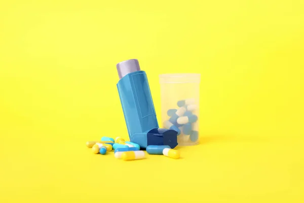 喘息吸入器と黄色の背景に丸薬の箱 — ストック写真