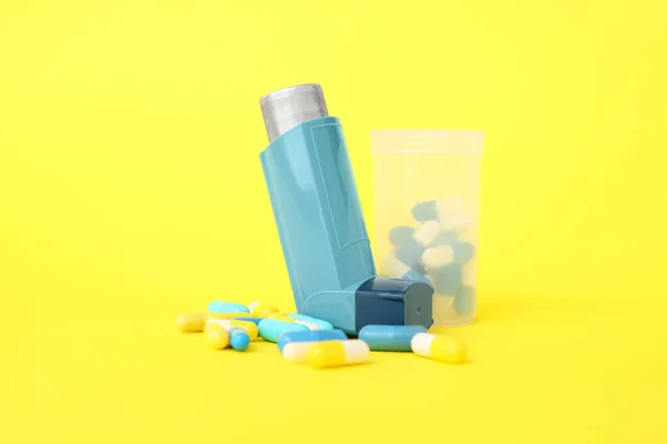 Asthma Inhalator Und Tablettenschachtel Auf Gelbem Hintergrund — Stockfoto