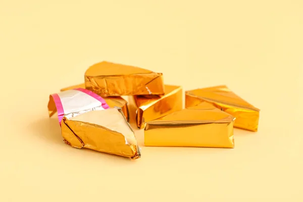 Triángulos Sabroso Queso Procesado Sobre Fondo Amarillo — Foto de Stock