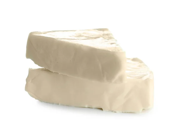 白い背景においしい加工チーズの三角形 — ストック写真