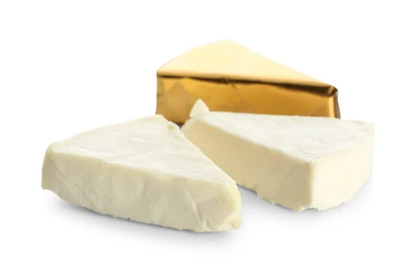 白い背景においしい加工チーズの三角形 — ストック写真