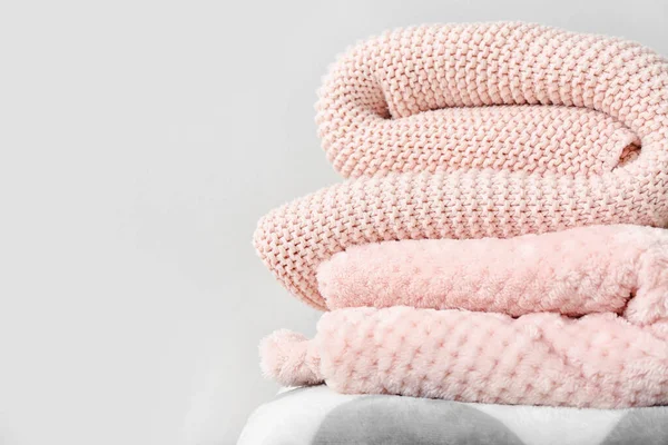 Novos Cobertores Dobrados Macios Fundo Branco Close — Fotografia de Stock