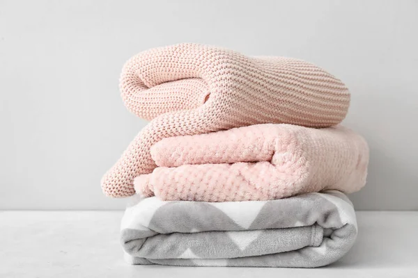 Novos Cobertores Dobrados Macios Mesa Perto Parede Leve — Fotografia de Stock
