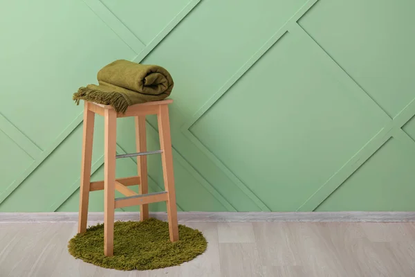 Nová Měkká Složená Přikrývka Židli Zelené Stěny Pokoji — Stock fotografie