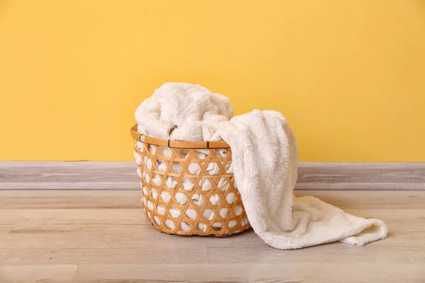 Basket New Soft Blanket Yellow Wall Room — Stock Photo, Image