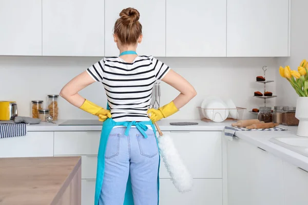 Elleri Kalçasında Bir Kadın Hafif Mutfakta Temizliğe Hazırlanıyor — Stok fotoğraf