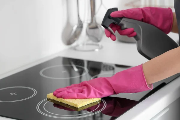 분홍색 장갑을 스폰지와 세제로 난로를 청소하는 — 스톡 사진
