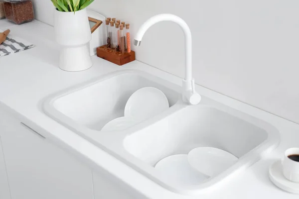 Clean Plates White Kitchen Sink Closeup — Stock Photo, Image