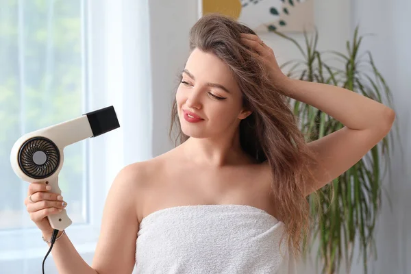 Banyoda Saç Kurutma Makinesi Olan Güzel Bir Kadın — Stok fotoğraf