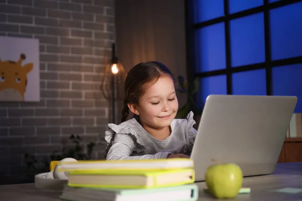 Mała Dziewczynka Laptopem Robi Lekcje Domu Późnym Wieczorem — Zdjęcie stockowe