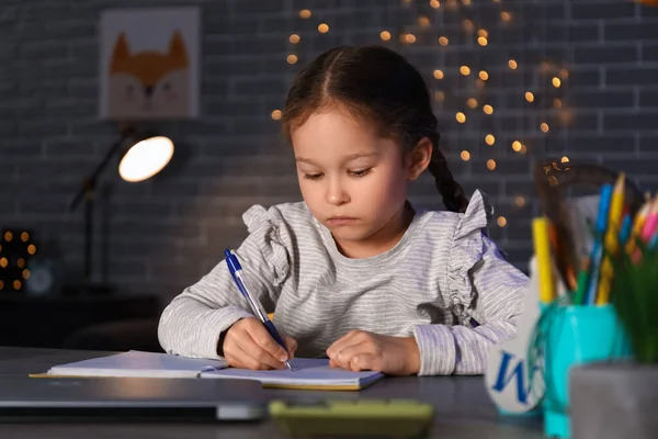 Маленька Дівчинка Робить Уроки Вдома Пізно Ввечері — стокове фото