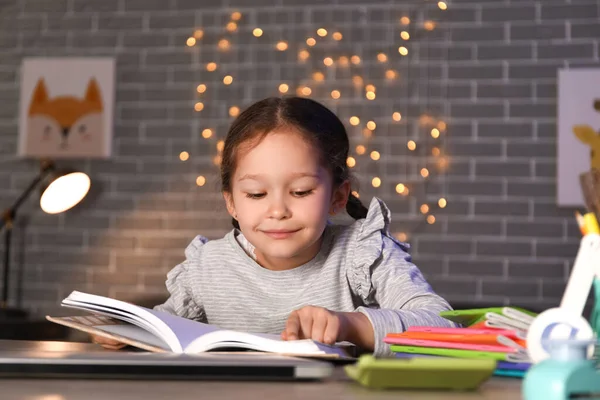 Kleines Mädchen Liest Spätabends Hause Buch — Stockfoto