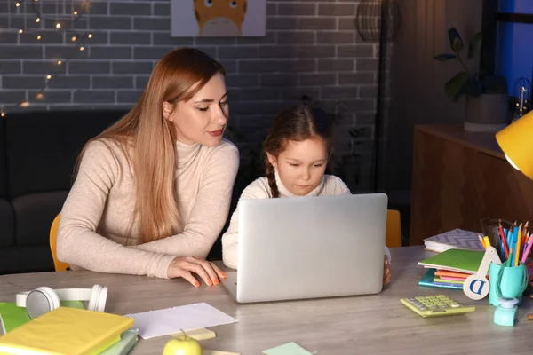 Little Girl Her Mother Doing Lessons Home Late Evening — Stock Photo, Image