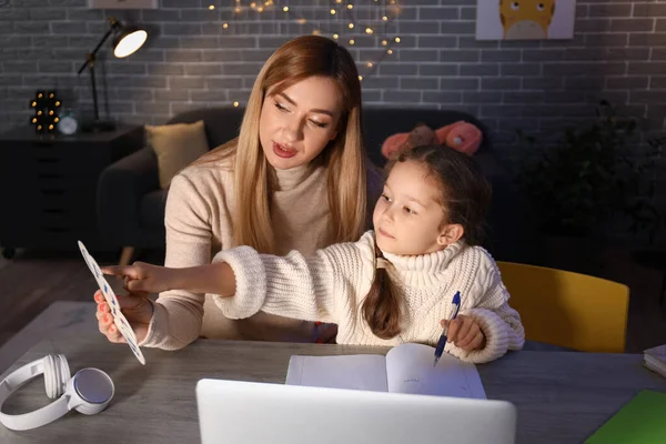 Little Girl Her Mother Doing Lessons Home Late Evening — Stock Photo, Image