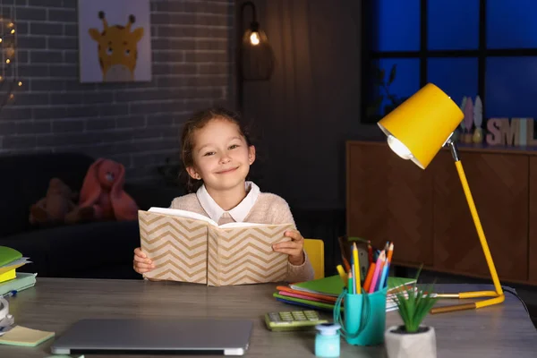 Μικρό Κορίτσι Διαβάζει Βιβλίο Στο Σπίτι Αργά Βράδυ — Φωτογραφία Αρχείου
