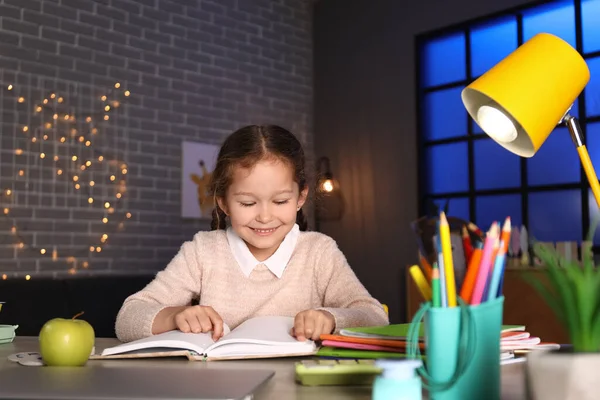 Kleines Mädchen Liest Spätabends Hause Buch — Stockfoto