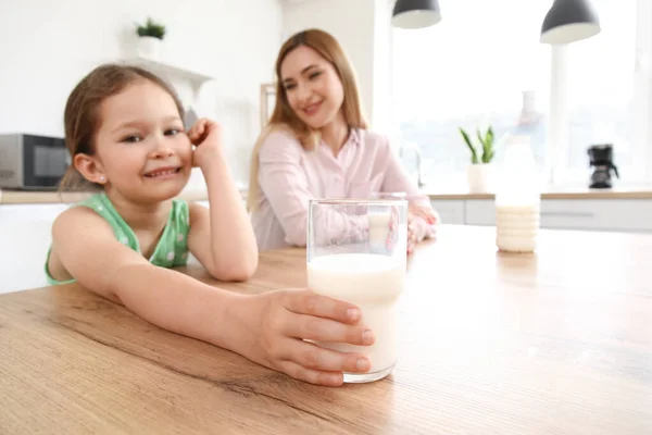 Маленька Дівчинка Матір Молоко Кухні — стокове фото
