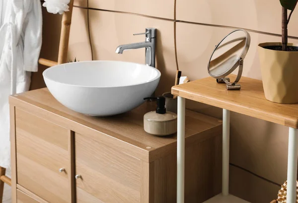 Waschbecken Und Badezubehör Auf Holzschrank Badezimmer — Stockfoto