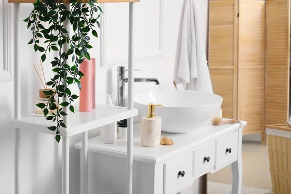 洗面器付きテーブルと浴室の内部の棚ユニット — ストック写真