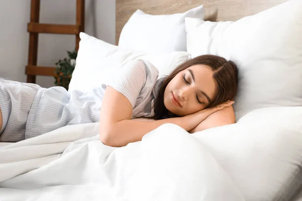 Jovem Mulher Dormindo Cama — Fotografia de Stock