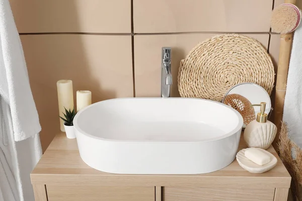 Waschbecken Mit Badeaccessoires Auf Dem Tisch Badezimmer — Stockfoto