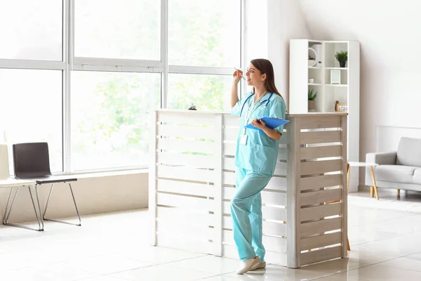 Vrouwelijke Medische Stagiaire Met Klembord Het Ziekenhuis — Stockfoto