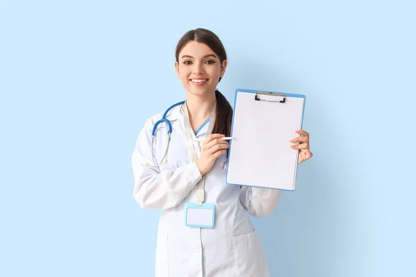 Ärztin Auf Blauem Hintergrund — Stockfoto