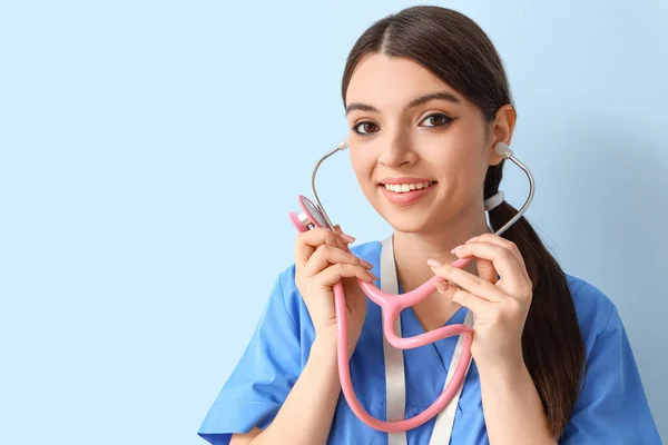 Ärztliche Praktikantin Mit Stethoskop Auf Blauem Hintergrund Nahaufnahme — Stockfoto