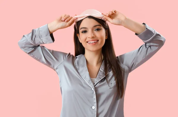 Junge Frau Schlafanzug Mit Schlafmaske Auf Rosa Hintergrund — Stockfoto