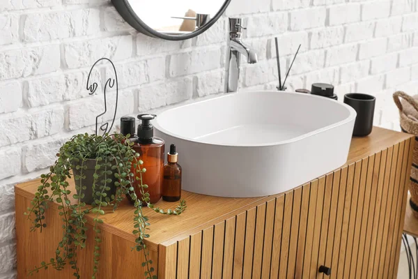 浴室木柜上的家庭植物 浴室配件和洗涤盆 — 图库照片