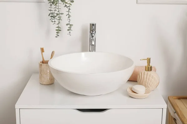 Sink Bowl Saboneteira Dispensador Xícara Com Escovas Dentes Peito Das — Fotografia de Stock
