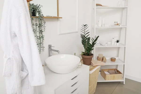 Waschbecken Auf Kommode Bademantel Und Zimmerpflanze Badezimmer — Stockfoto