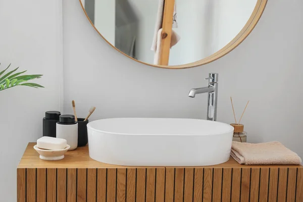 洗面所の木製キャビネットのシンクボウル 石鹸バー 歯ブラシ バスアクセサリー — ストック写真