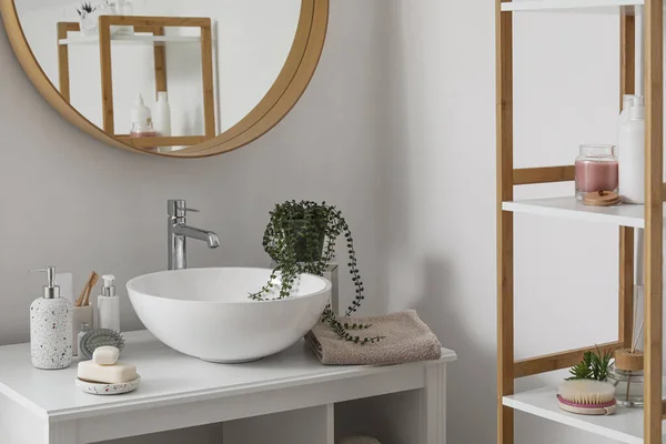 Interiér Koupelny Umyvadlem Koupelovým Příslušenstvím Zrcadlem Regálovou Jednotkou — Stock fotografie