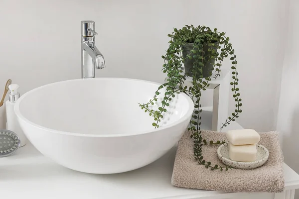 浴室的饭碗 肥皂条 折叠毛巾和室内盆栽 — 图库照片